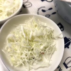 きゅうりとキャベツと玉ねぎの千切り野菜サラダ